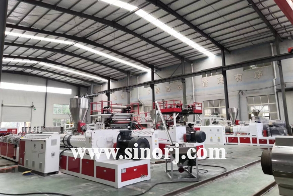 等待發(fā)貨的三套設備：PVC木塑中空門板設備，仿大理石設備，SPC地板設備。