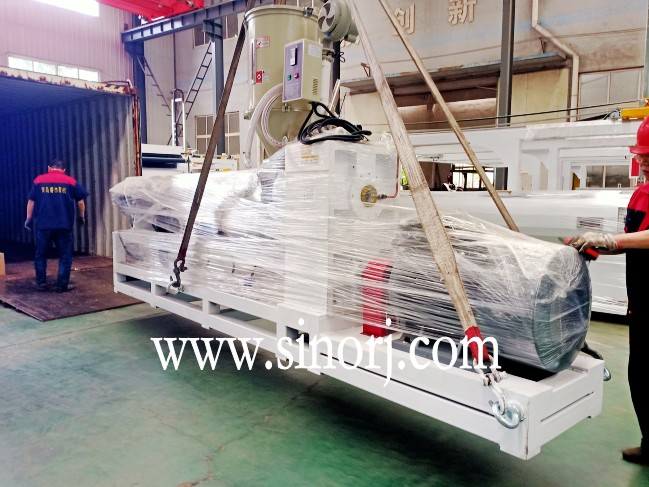 前幾天abs管材生產(chǎn)線，今天UV大理石板生產(chǎn)線，過兩天格柵板生產(chǎn)線裝柜裝柜發(fā)貨發(fā)貨